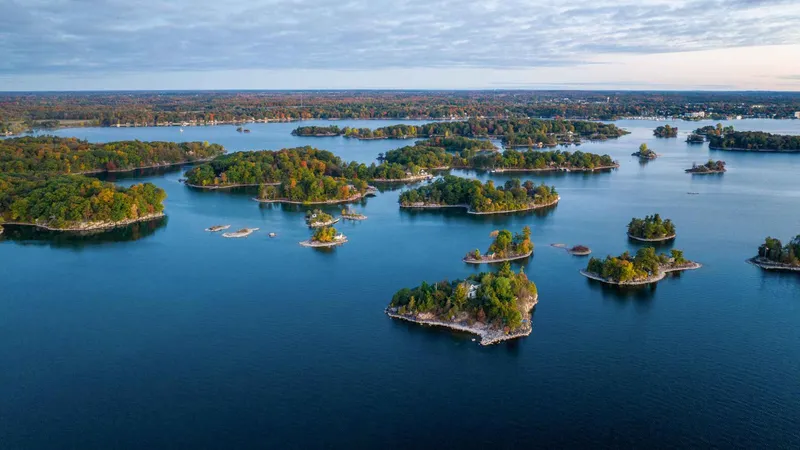 Islands and cottages on the St. Lawrence River seen on a private 1000 Islands day tour from Toronto with a cruise near Gananoque